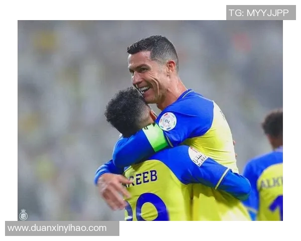 球迷疯狂冲入赛场抢夺C罗球衣引发热议成欧冠奇葩瞬间